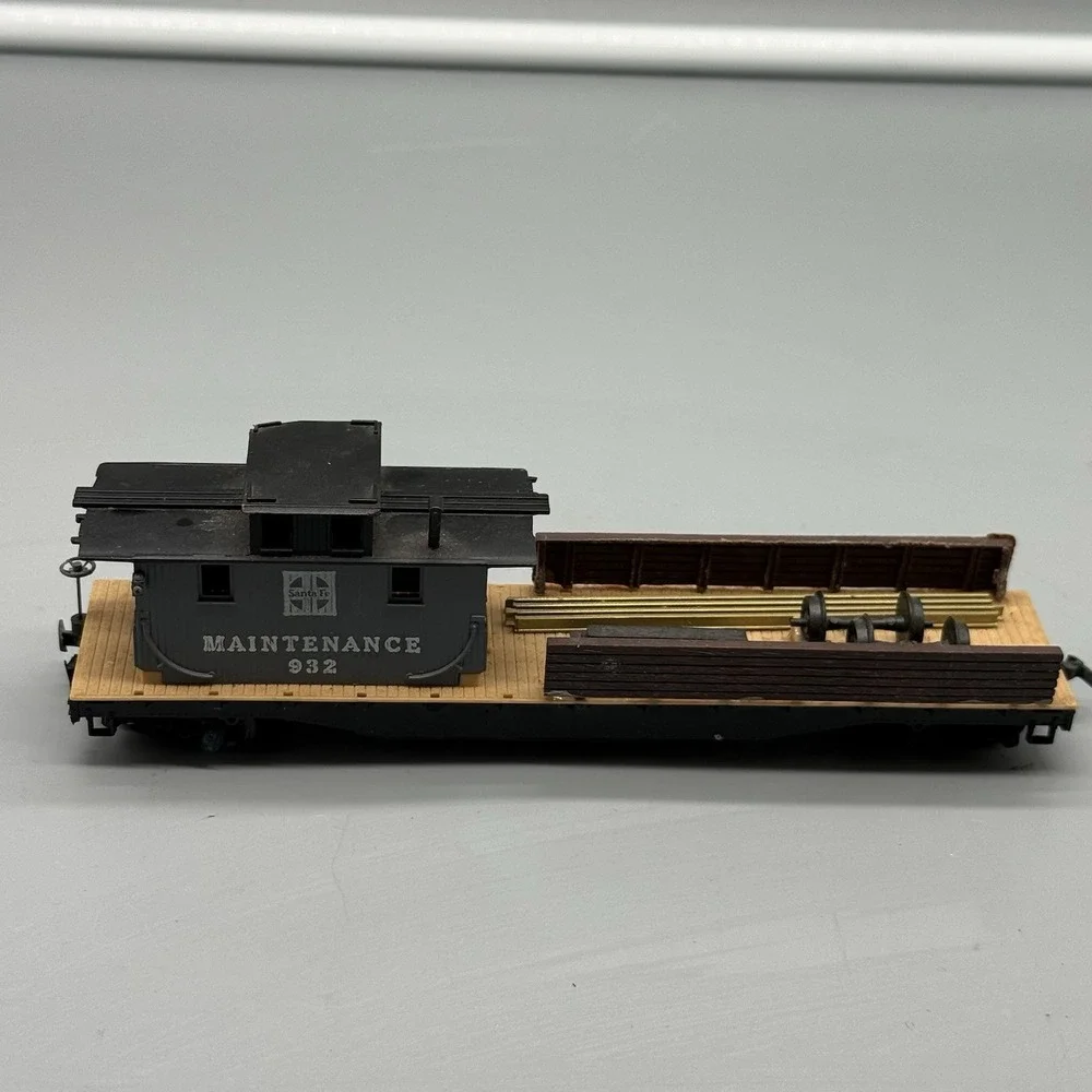 HO Scale Mantua Santa Fe Maintenance Car #932
